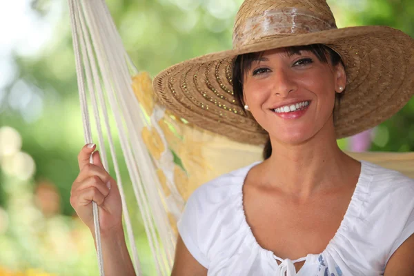 Portrét ženy s slaměný klobouk — Stock fotografie