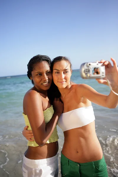 Dos amigas haciendo autorretratos en la playa —  Fotos de Stock