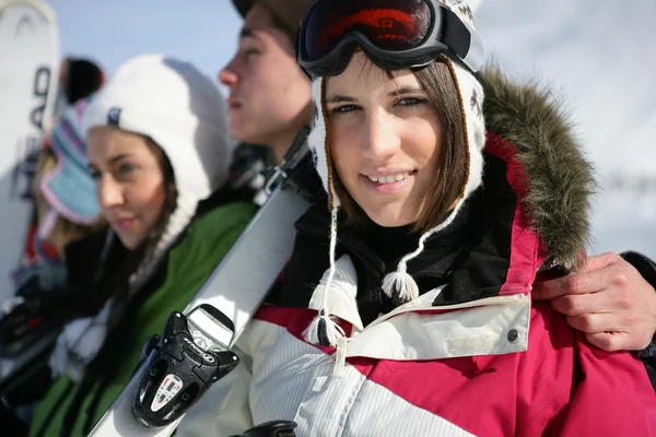 Amigos en viaje de esquí — Foto de Stock