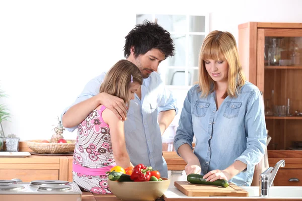 Jeune famille dans la cuisine — Photo