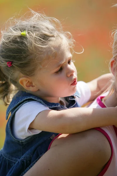 Mutter gibt Tochter huckepack — Stockfoto