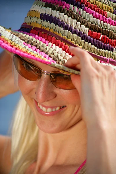 Γυναίκα, φορώντας γυαλιά ηλίου και το καπέλο του καλοκαιριού — Φωτογραφία Αρχείου