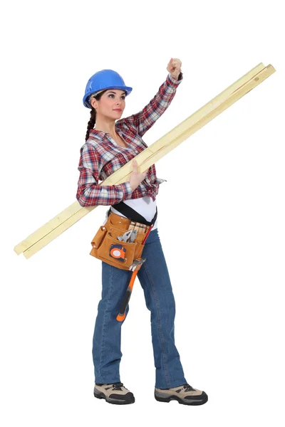 Craftswoman uitvoering van houten planken — Stockfoto
