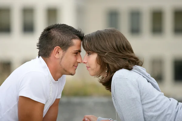 Jeune couple face à face — Photo
