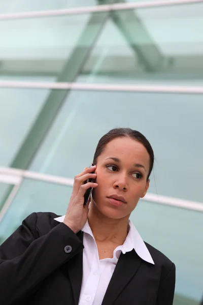 Метис деловая женщина по телефону на открытом воздухе — стоковое фото