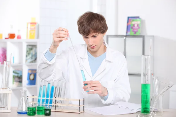 Boy in laboratory — Stock Photo, Image