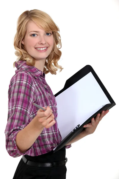 Blond sekreterare håller mapp och penna — Stockfoto