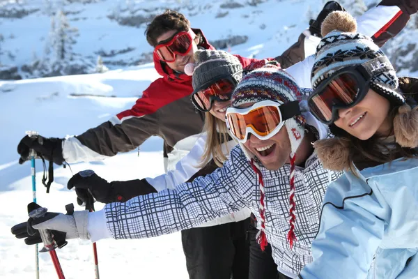 Amigos nas pistas de esqui — Fotografia de Stock