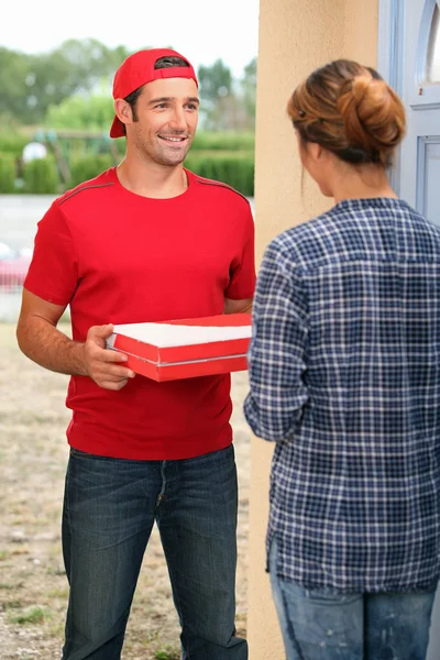 Pizza teslimatçısı. — Stok fotoğraf