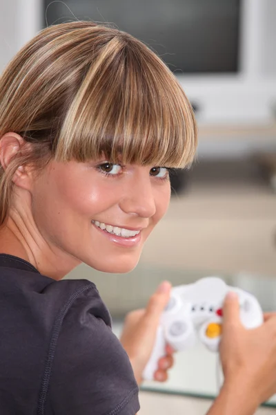 Mujer joven jugando un videojuego — Foto de Stock