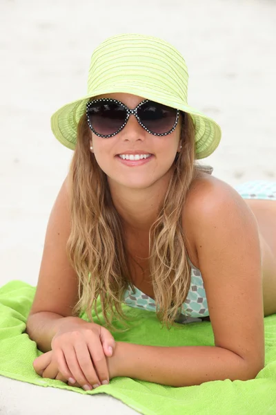 Hübsche Mädchen Sonnenbräune am Strand — Stockfoto