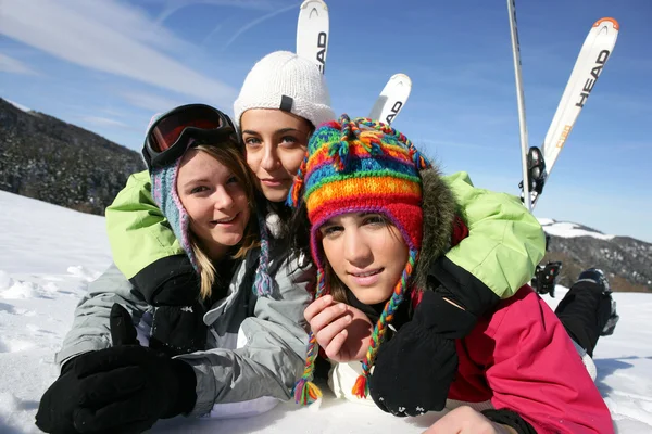 Vrienden op een skivakantie samen — Stockfoto