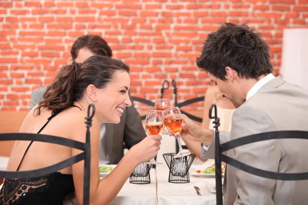 在一家餐馆喝红酒对快乐的夫妻 — 图库照片