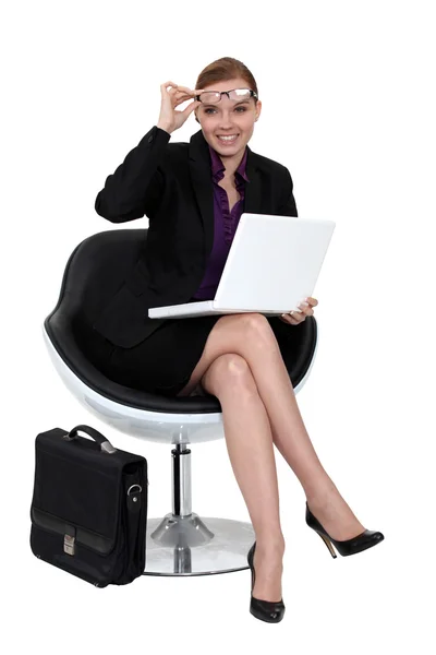 A businesswoman sitting in a modern chair. — Stock Photo, Image