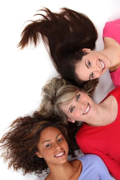 Tre kvinnliga vänner om bredvid varandra — Stockfoto