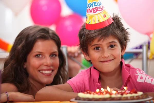 Вечірка день народження маленького хлопчика — стокове фото