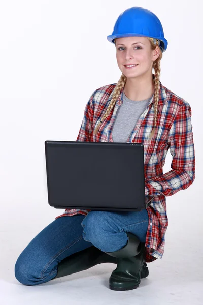 İnşaat işçisi ile bir laptop — Stok fotoğraf
