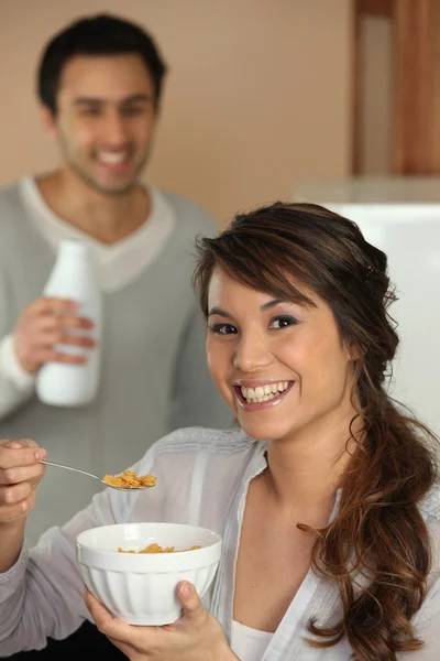 Frau isst Müsli zum Frühstück — Stockfoto