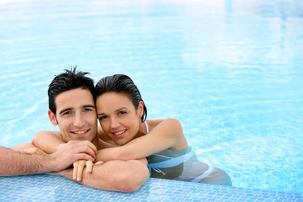 Couple in swimming pool — Stock Photo, Image