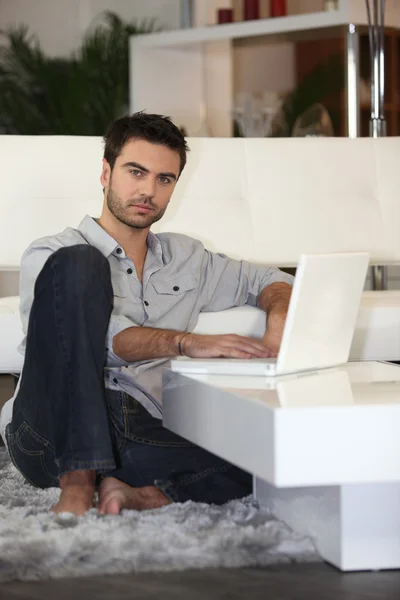 Jeune homme utilisant un ordinateur — Photo