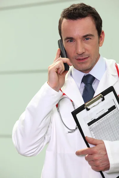Doktor mluví po telefonu — Stock fotografie