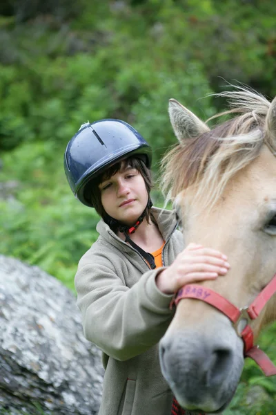 Enfant caressant un cheval — Photo