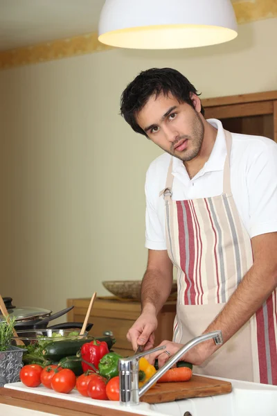 Giovane uomo che prepara un pasto sano per mangiare — Foto Stock