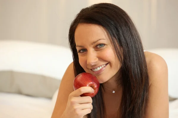 Γυναίκα τρώει ένα μήλο — Φωτογραφία Αρχείου