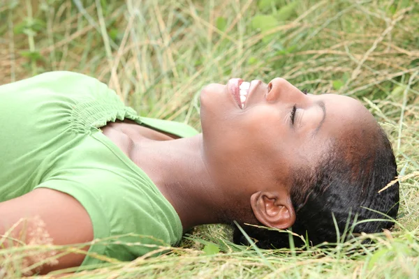 Dziewczyna leżąca w trawie — Zdjęcie stockowe