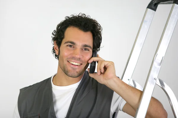Handyman falando em seu telefone celular — Fotografia de Stock