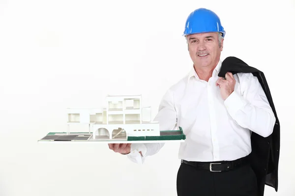 Arquiteto segurando um modelo em miniatura de uma casa — Fotografia de Stock