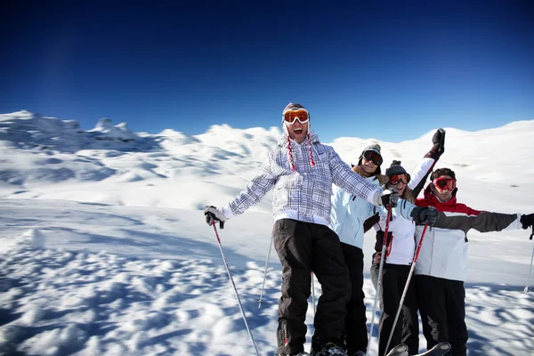Adolescentes em umas férias de esqui — Fotografia de Stock