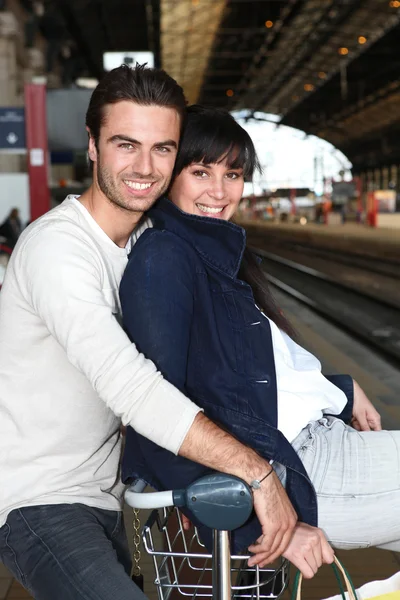 Couple waiting for the train — Stock Photo, Image