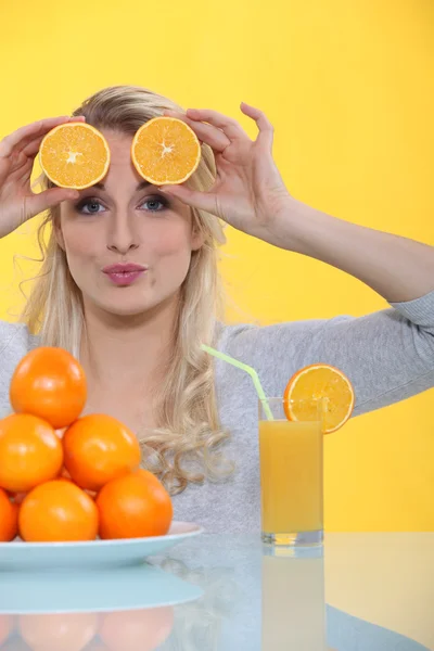 Жінка п'є свіжий апельсиновий сік — стокове фото