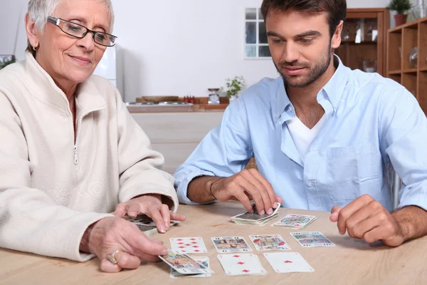 Matka a syn hrací karty — Stock fotografie
