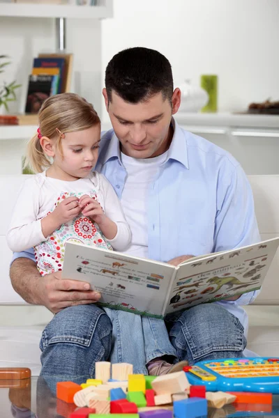 Πατέρα, διαβάζοντας ένα βιβλίο, να το κοριτσάκι — Φωτογραφία Αρχείου