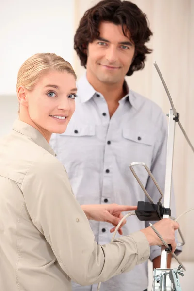 Pareja montando una antena — Foto de Stock