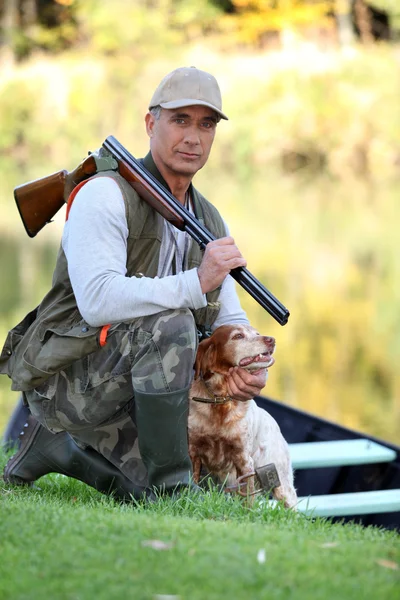 Hunter con perro —  Fotos de Stock