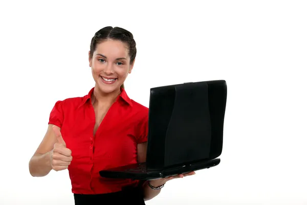 Женщина отдаёт большие пальцы своему ноутбуку — стоковое фото