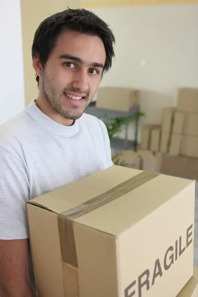 Taşınma günü üzerine bir karton kutu taşıyan adam — Stok fotoğraf