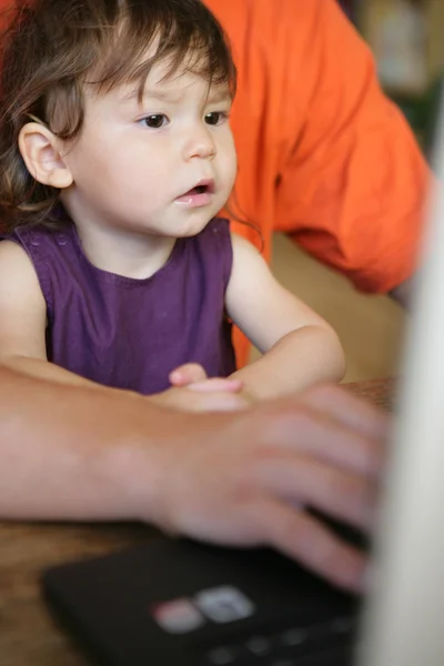 儿童坐在一台笔记本电脑 — 图库照片