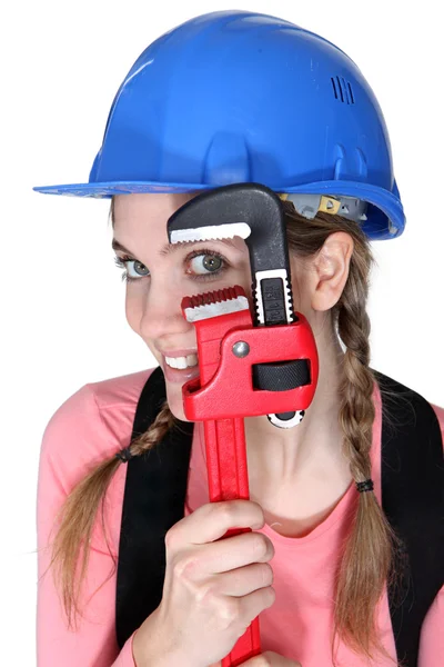 Trabalhador feminino engraçado com chave inglesa — Fotografia de Stock