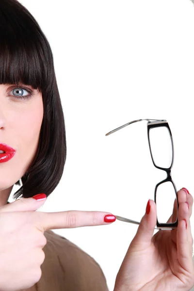 Kvinna pekar glasögon — Stockfoto