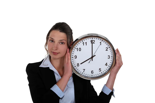 Bastante mujer de negocios sosteniendo reloj — Foto de Stock