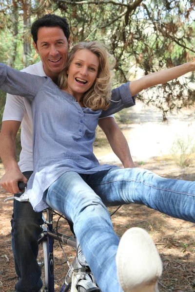 Par på en cykel — Stockfoto
