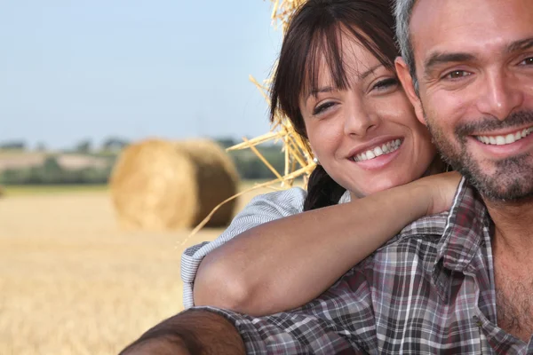Nahaufnahme eines Paares auf einem Feld — Stockfoto