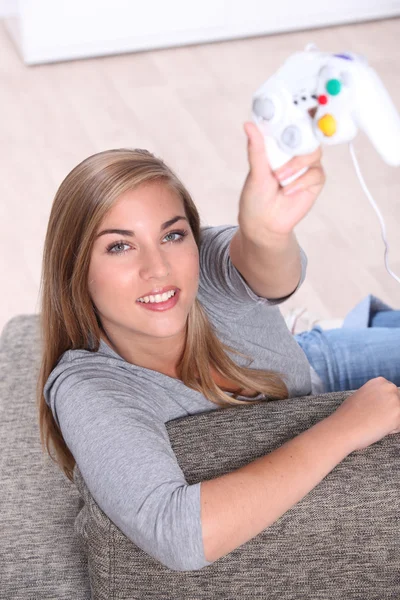 Adolescente con comando de videojuego — Foto de Stock