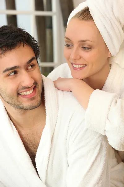 Çift birlikte duştan sonra rahatlatıcı — Stok fotoğraf