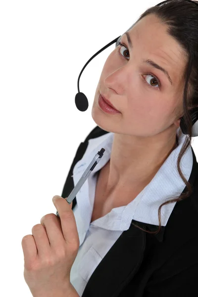 Eine Geschäftsfrau mit Kopfhörer. — Stockfoto