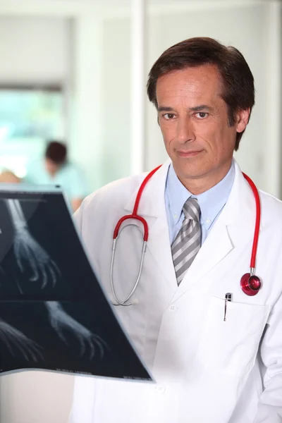 Arts met x-ray beeld van hand — Stockfoto